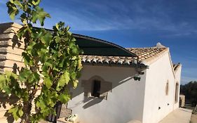 Casita rural entre olivos